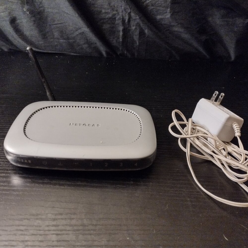 NETGEAR 108Mbps Wireless Firewall Router WGT624 v2 - Picture 3 of 3